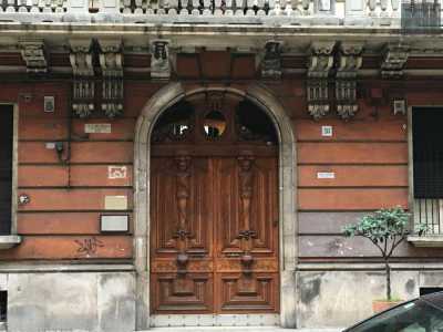 Il portone d'ingresso del Palazzo De Giglio in via de Giosa: su entrambe le ante del portone sono riportate due sfingi